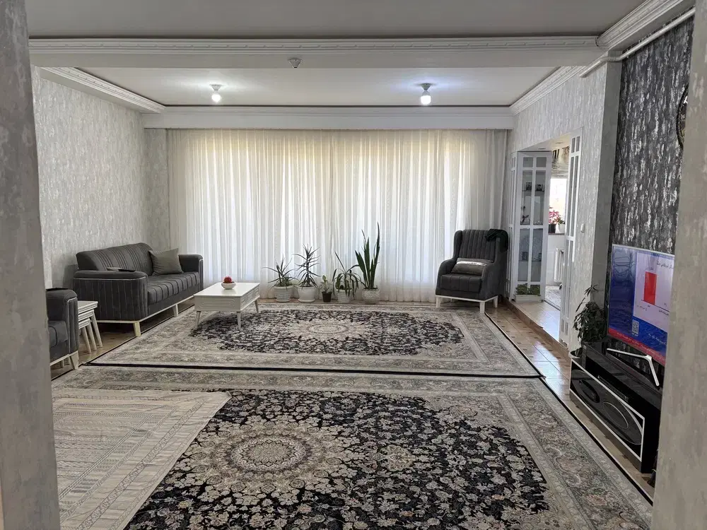 فروش اپارتمان ۳ طبقه و یک پلاک زمین ۱۲۰ متری