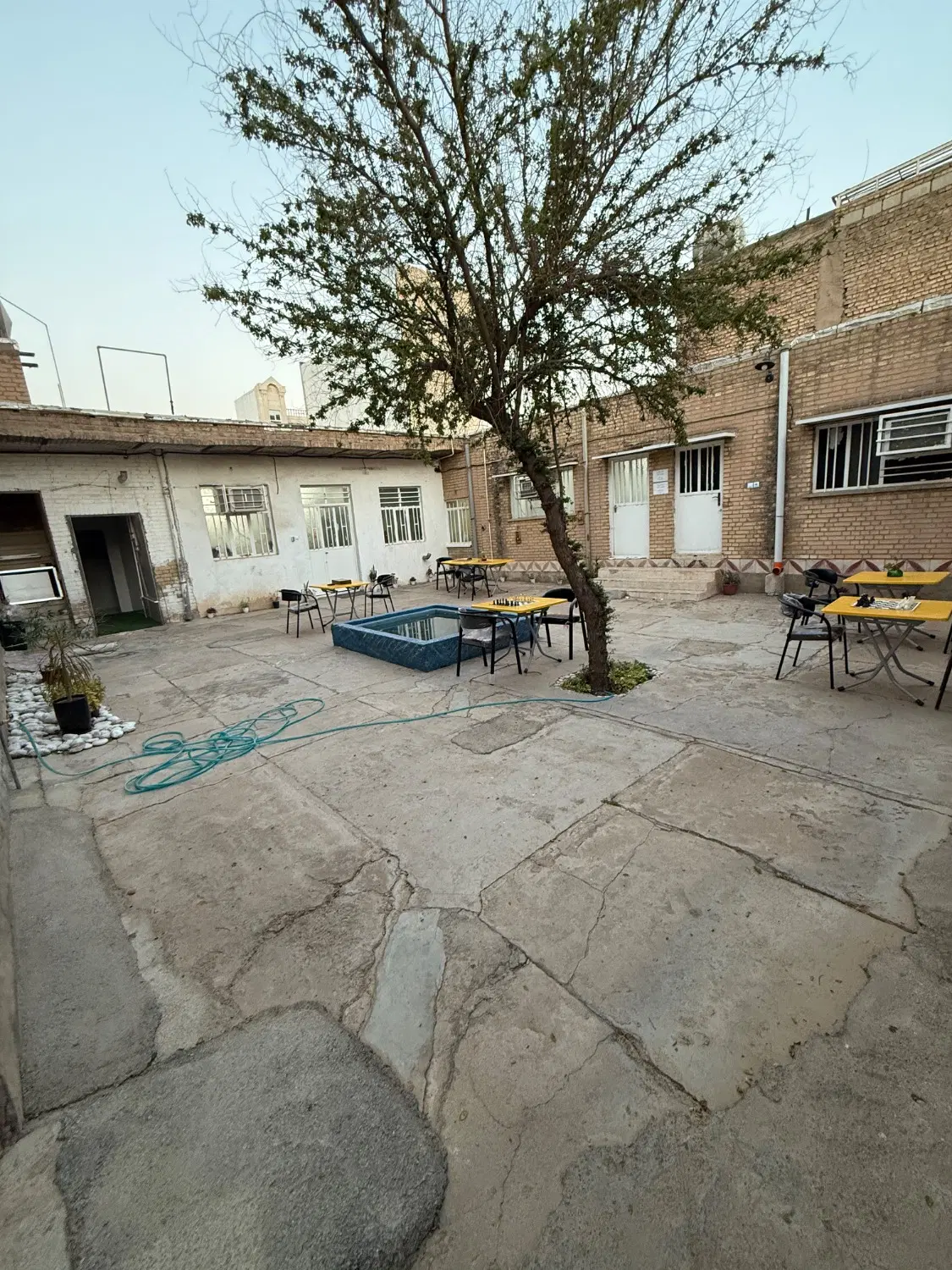 ملک در خیابان سینا