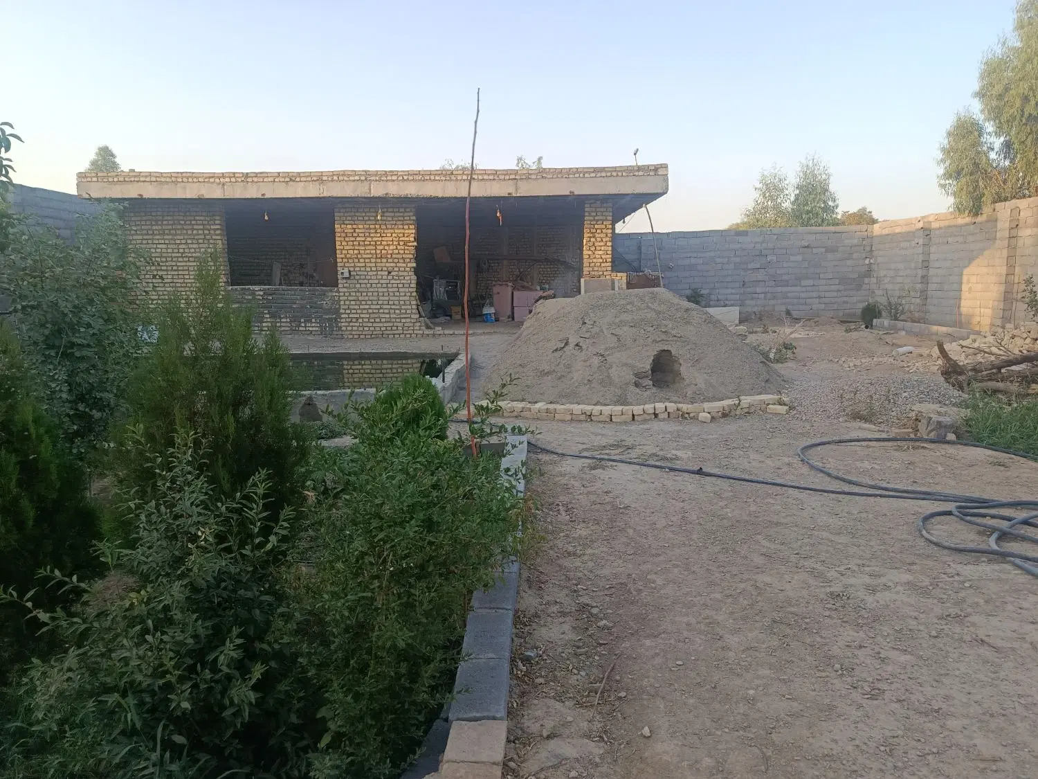 باغ نیمه ساز سه نبش.دشتی