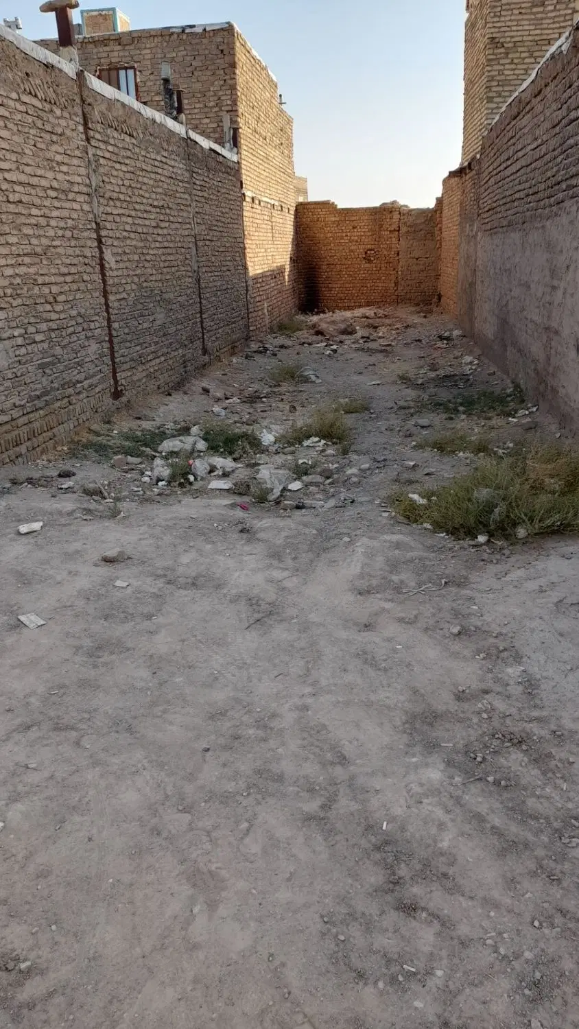 زمین ۱۰۰ متری چهار دیواری در ملک آباد