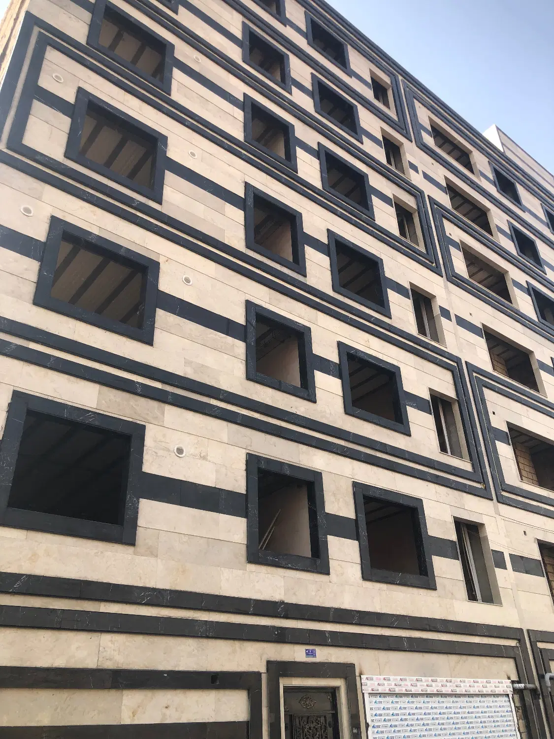 فروش واحد در حال تکمیل