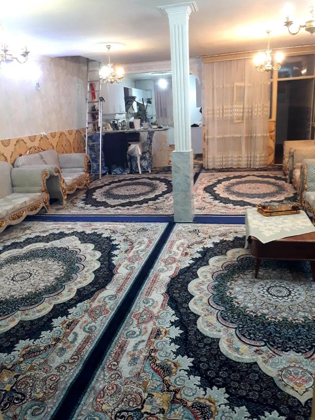 ویلایی دوطبقه همراه با مغازه