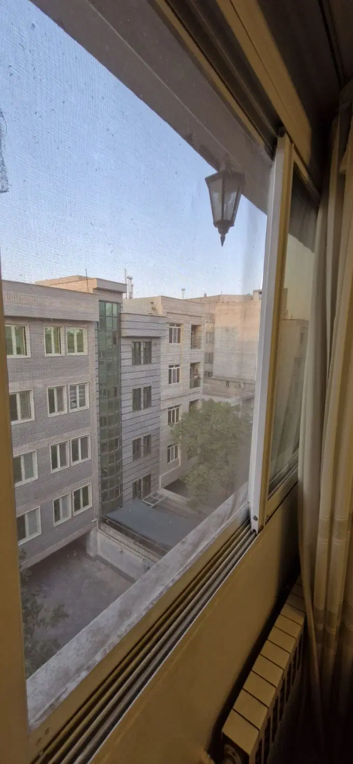 ۷۵ متری طبقه چهارم با آسانسور  و پارکینگ