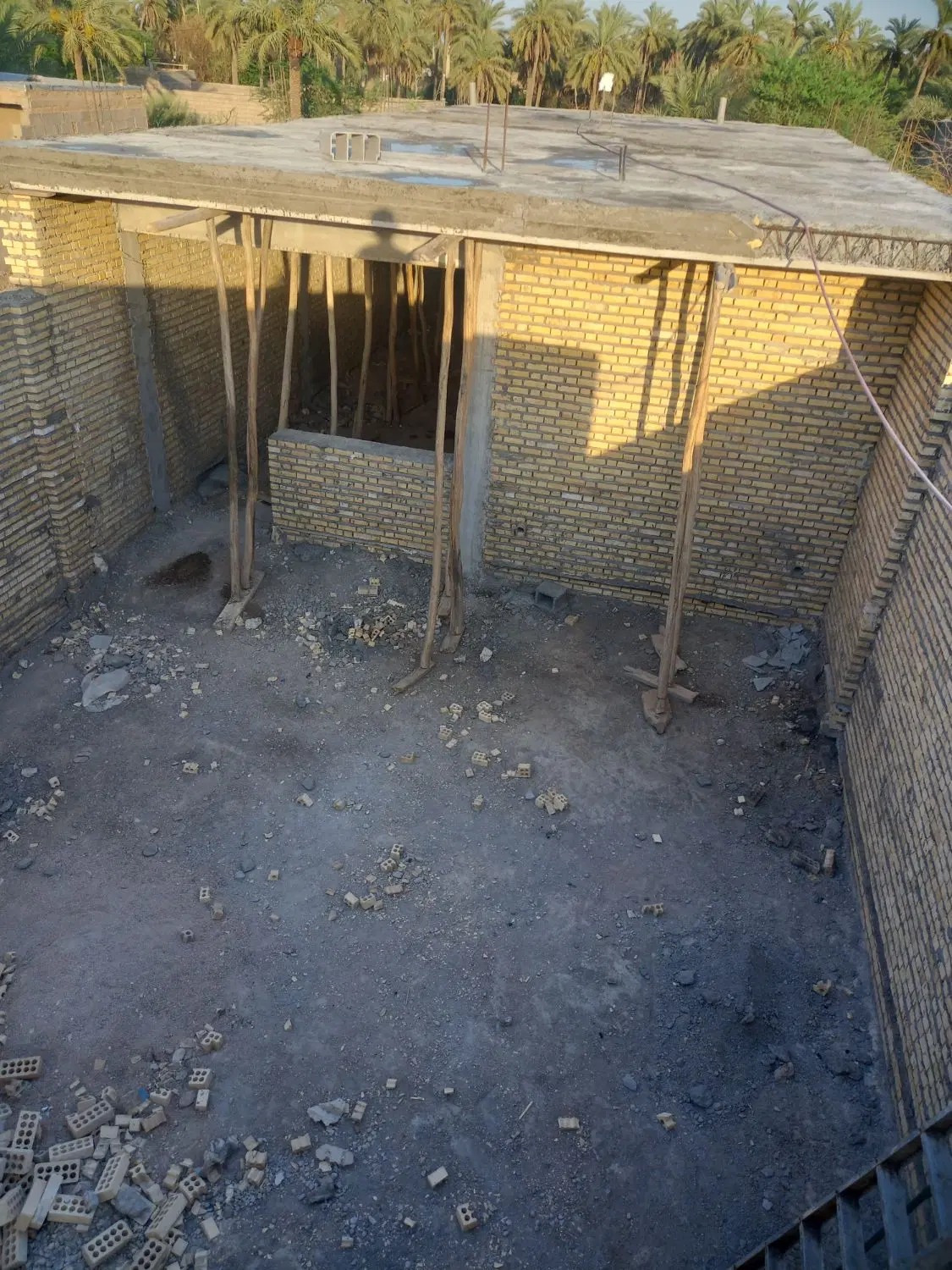 خانه دوطبقه سقف خورده با درب وپنجره هست