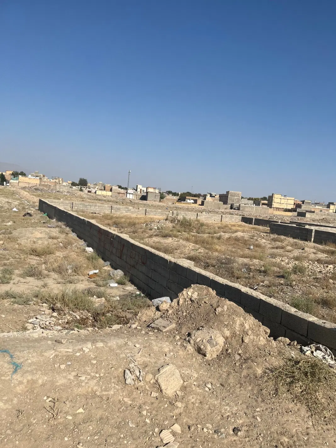 زمین با چاردیواری