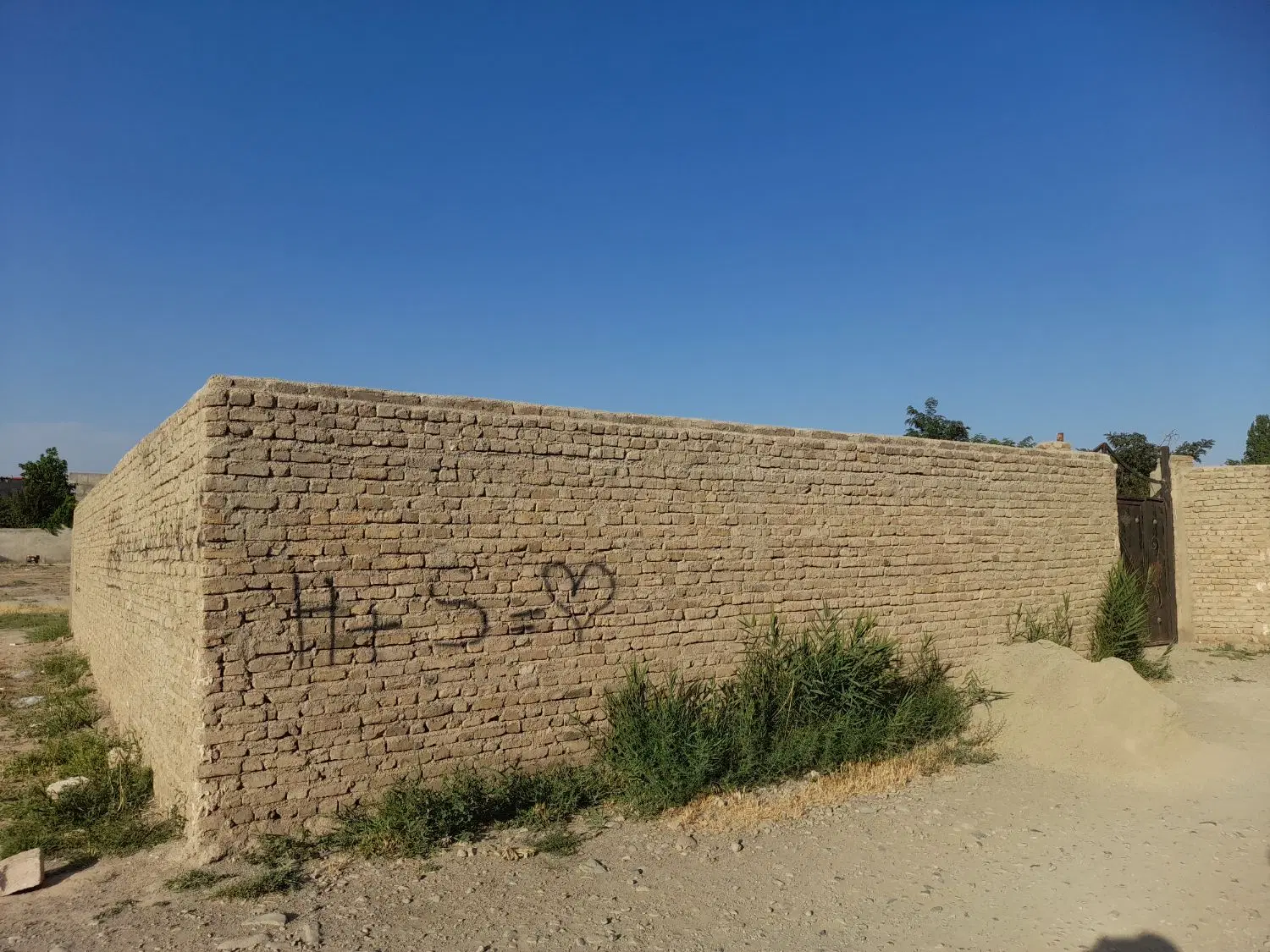 باغچه ۲۵۰ متری ، دیوارکشی شده ، نزدیک بافت روستا