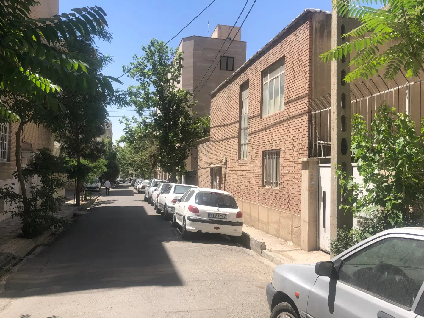 ۲۴۰ متر زیر بنا دو طبقه و نیم دربست