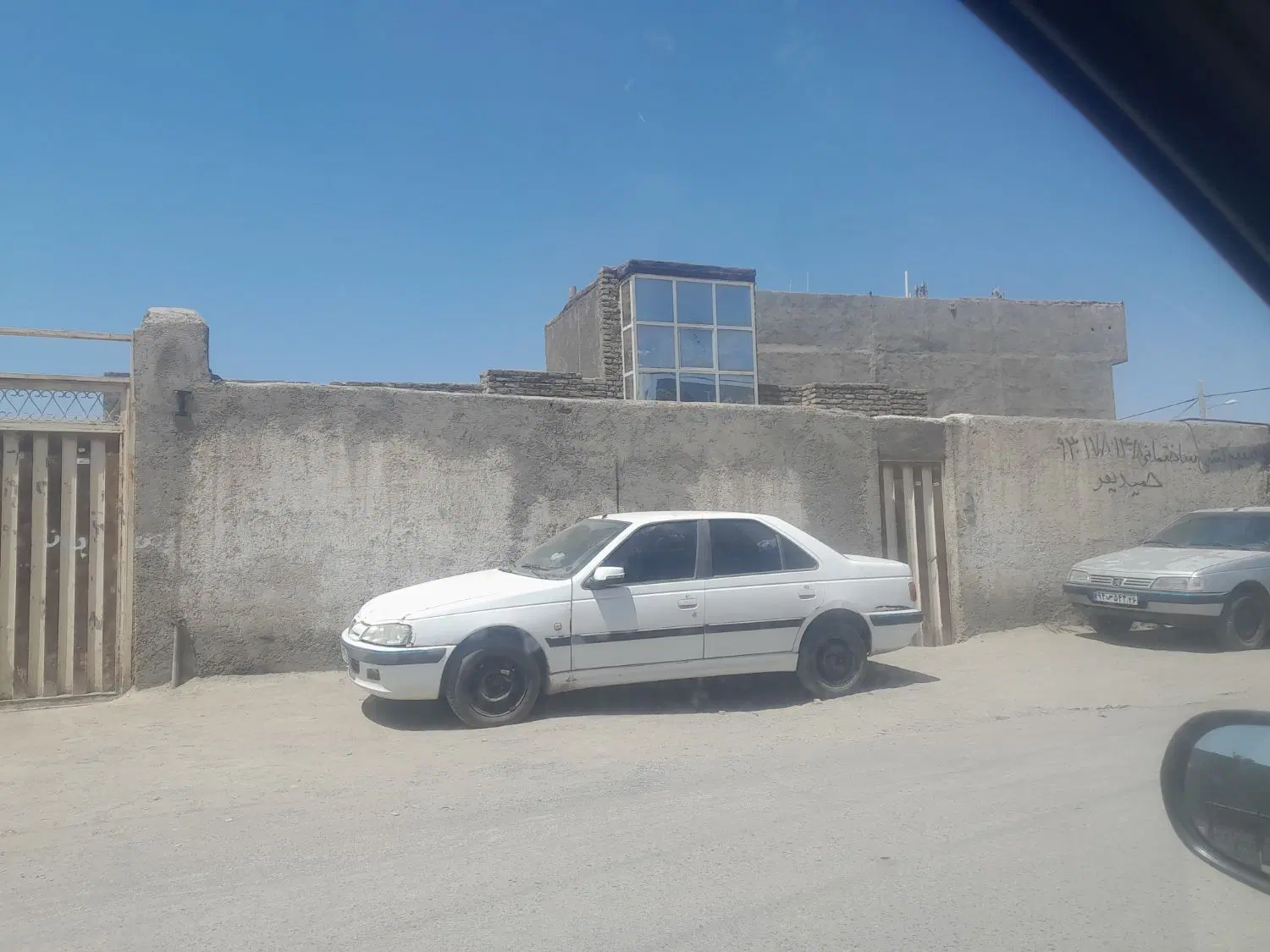 حاشیه شاهنامه۱۸ زمین۹۰متری مناسب ساخت مغازه