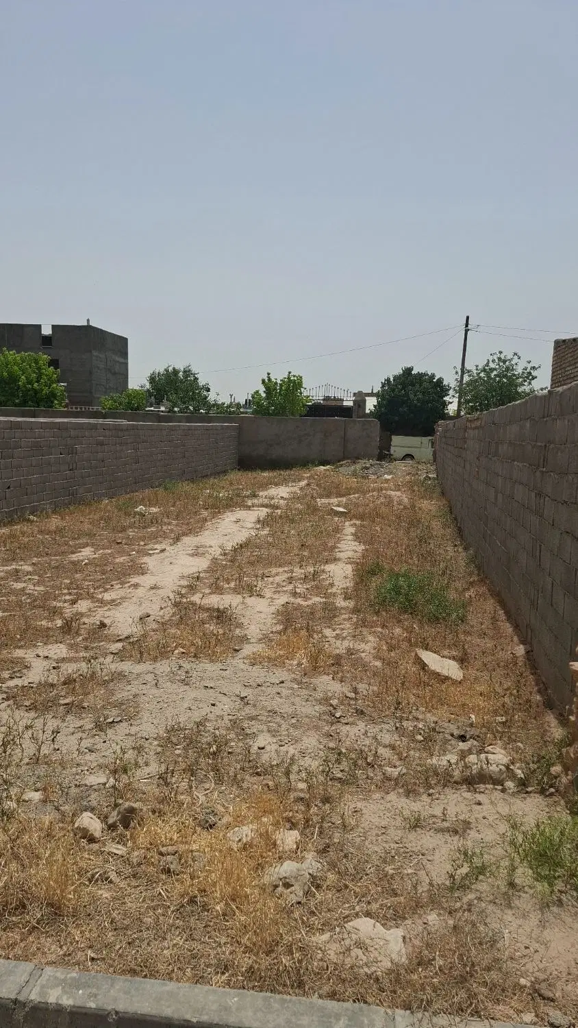زمین دور دیوار برزش اباد