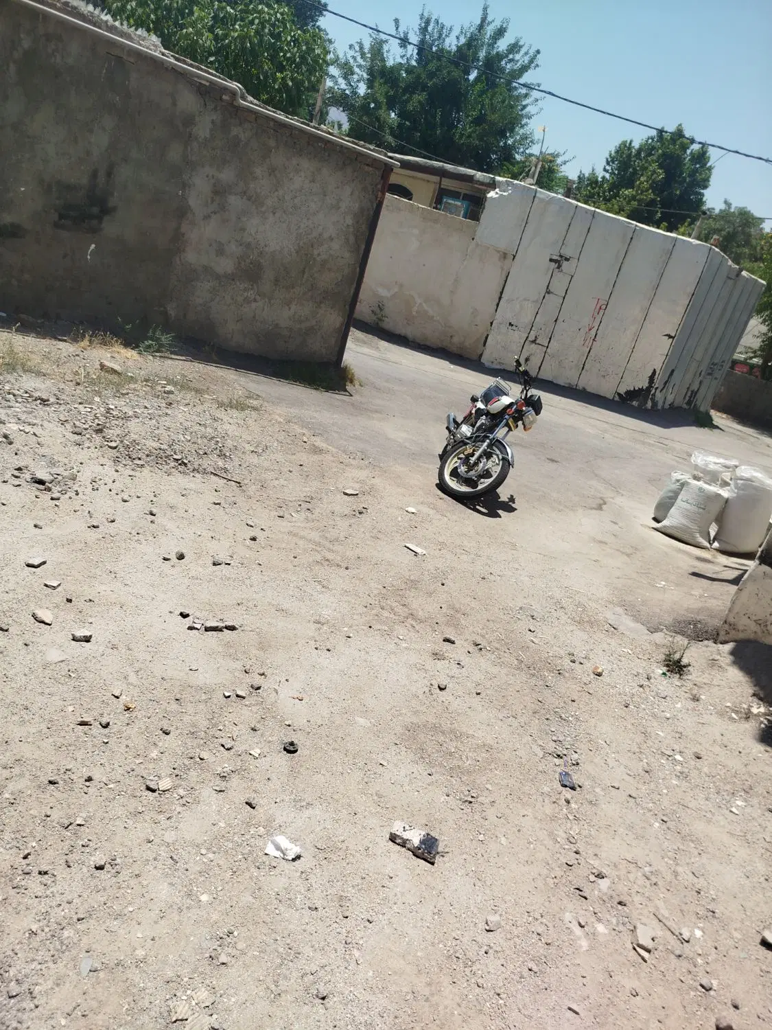 زمین پشت عزت آباد جنب گلخانه