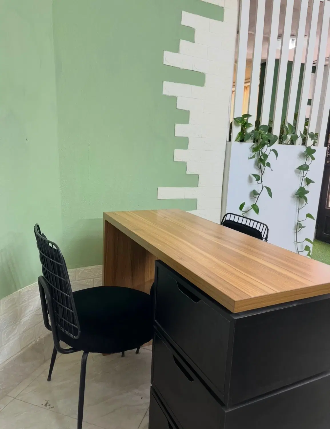اجاره تخت مژه و میز ناخن در سالن زیبایی