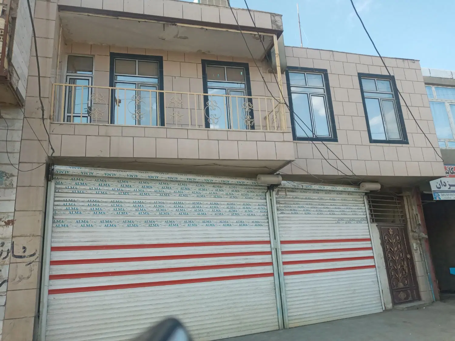 سه واحد مسکونی و مغازه