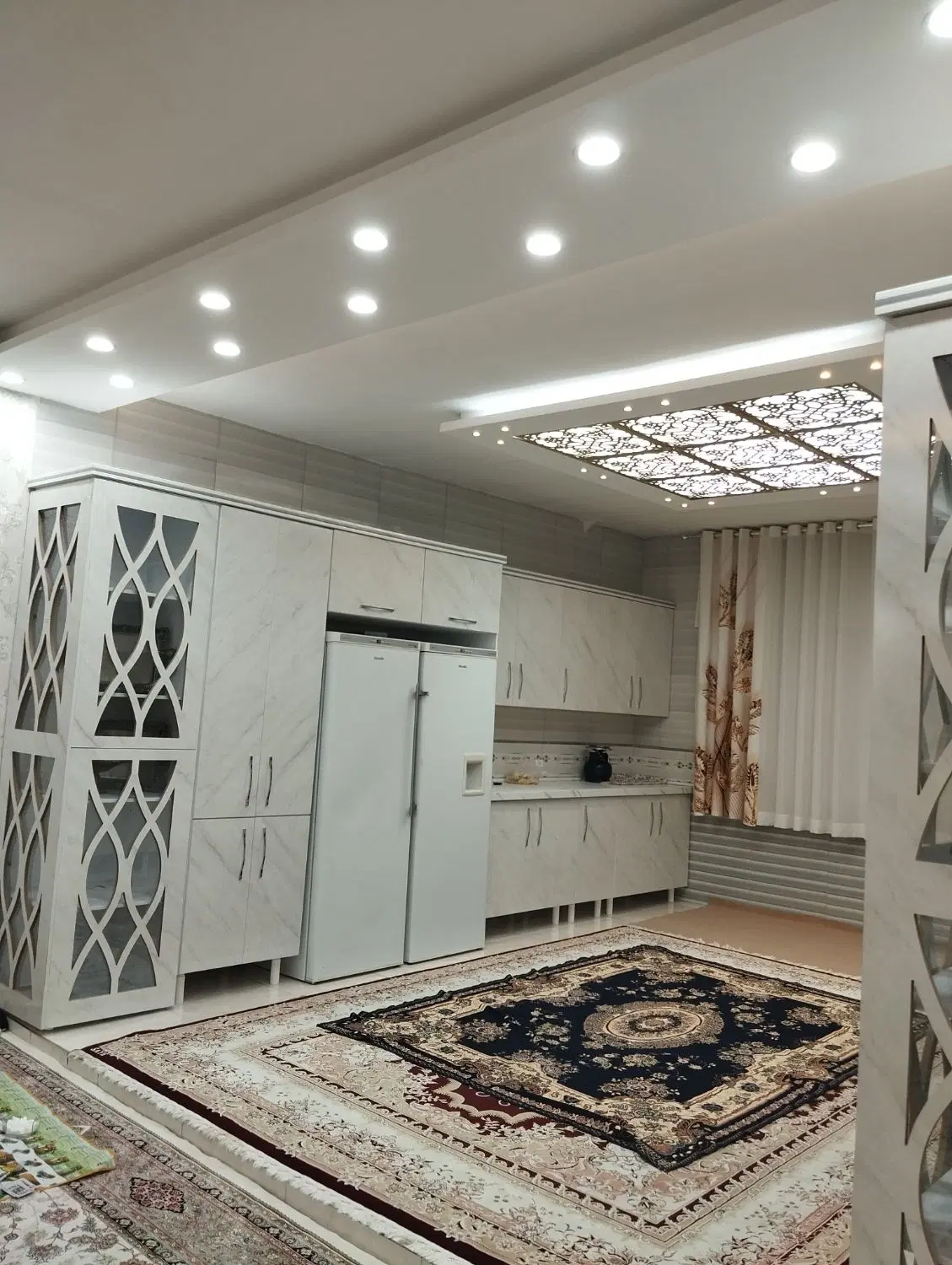 خانه و مغازه بر خیابان اصلی