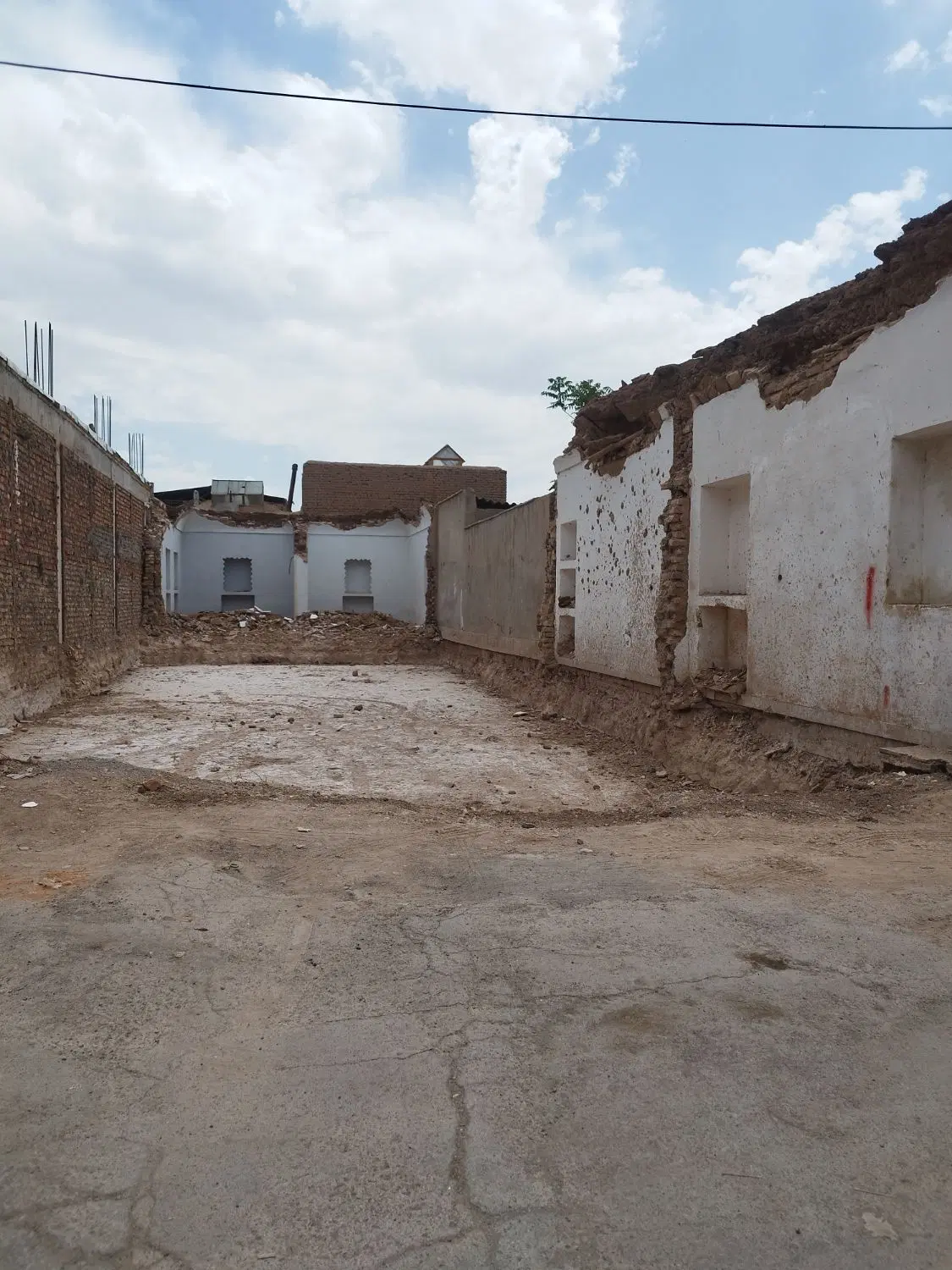 خانه کلنگی غیر قابل سکونت
