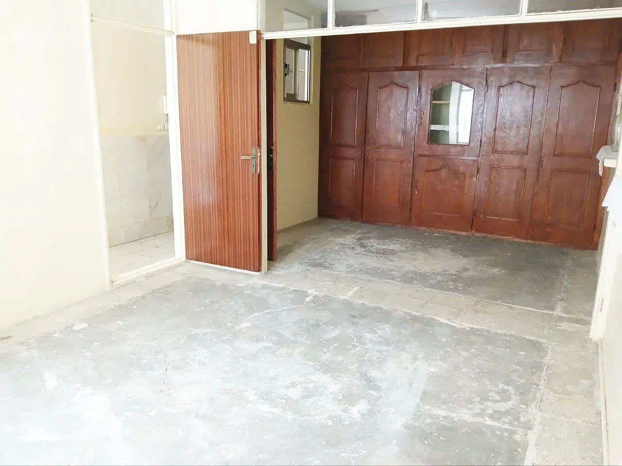 خانه با دو اتاق سرویس در حیاط