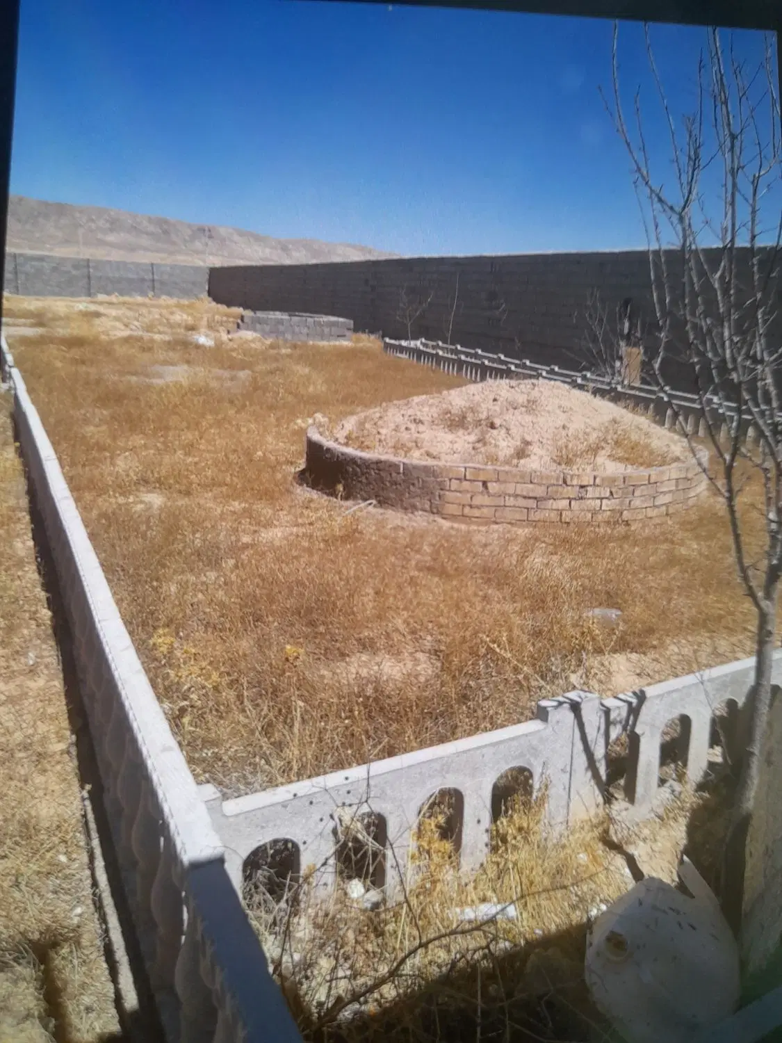 باغ ویلا نیمه کاره به متراژ ۱۴۰۰ متر تقریبی