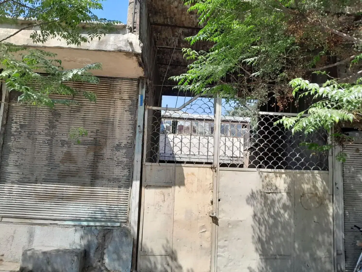 ملک تجاری مسکونی به متراژ حدودا ۷۰۰متر