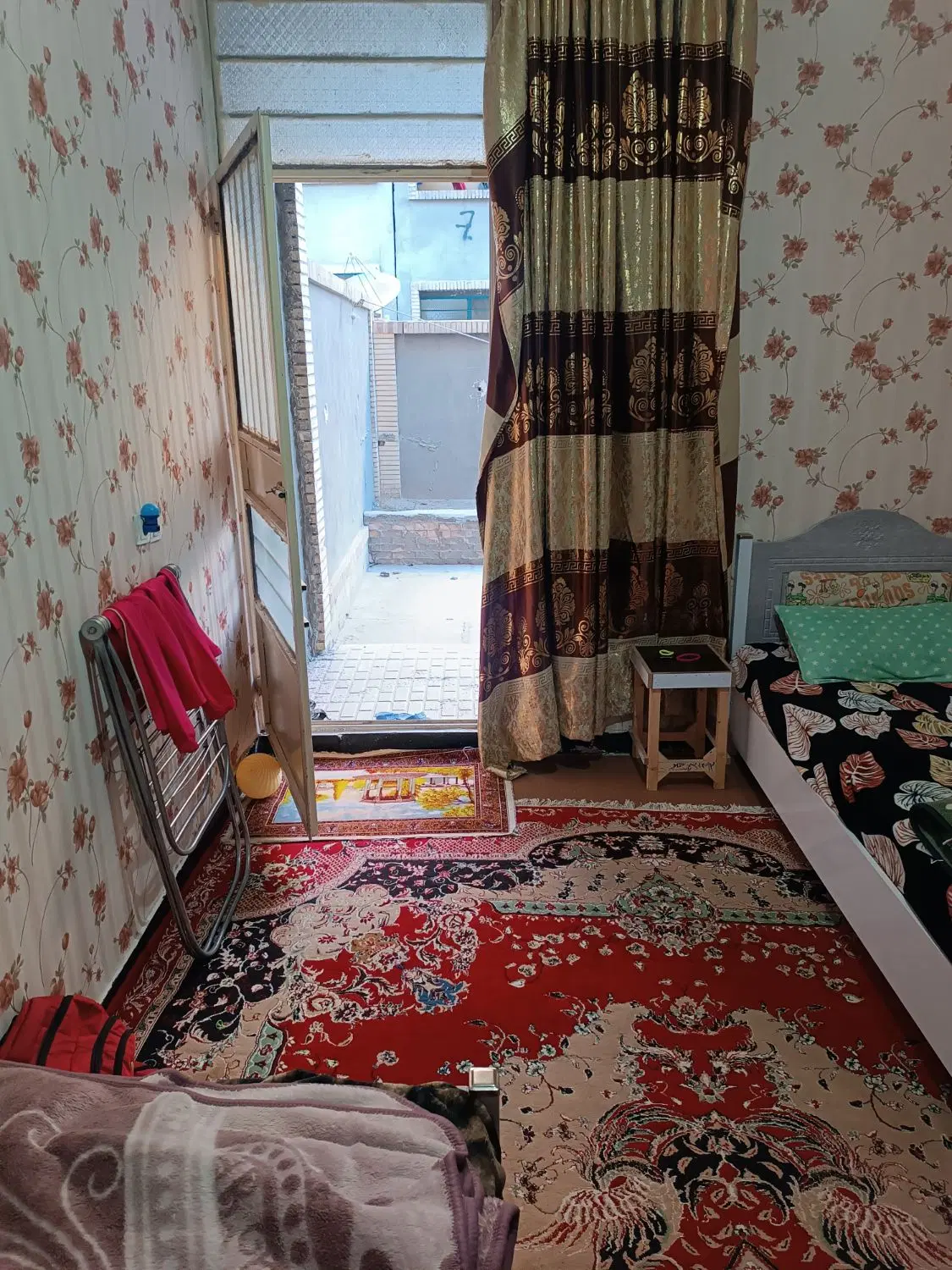 فروش همکف نیمه ویلایی انقلاب(۱)