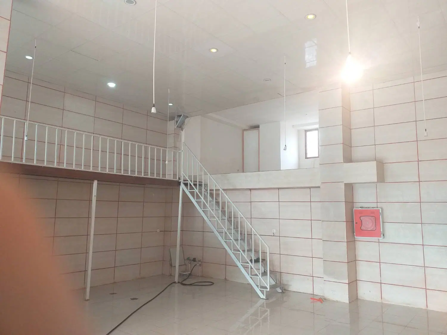 مغازه 140متری بر خیابان فردوسی جنب کتابخانه