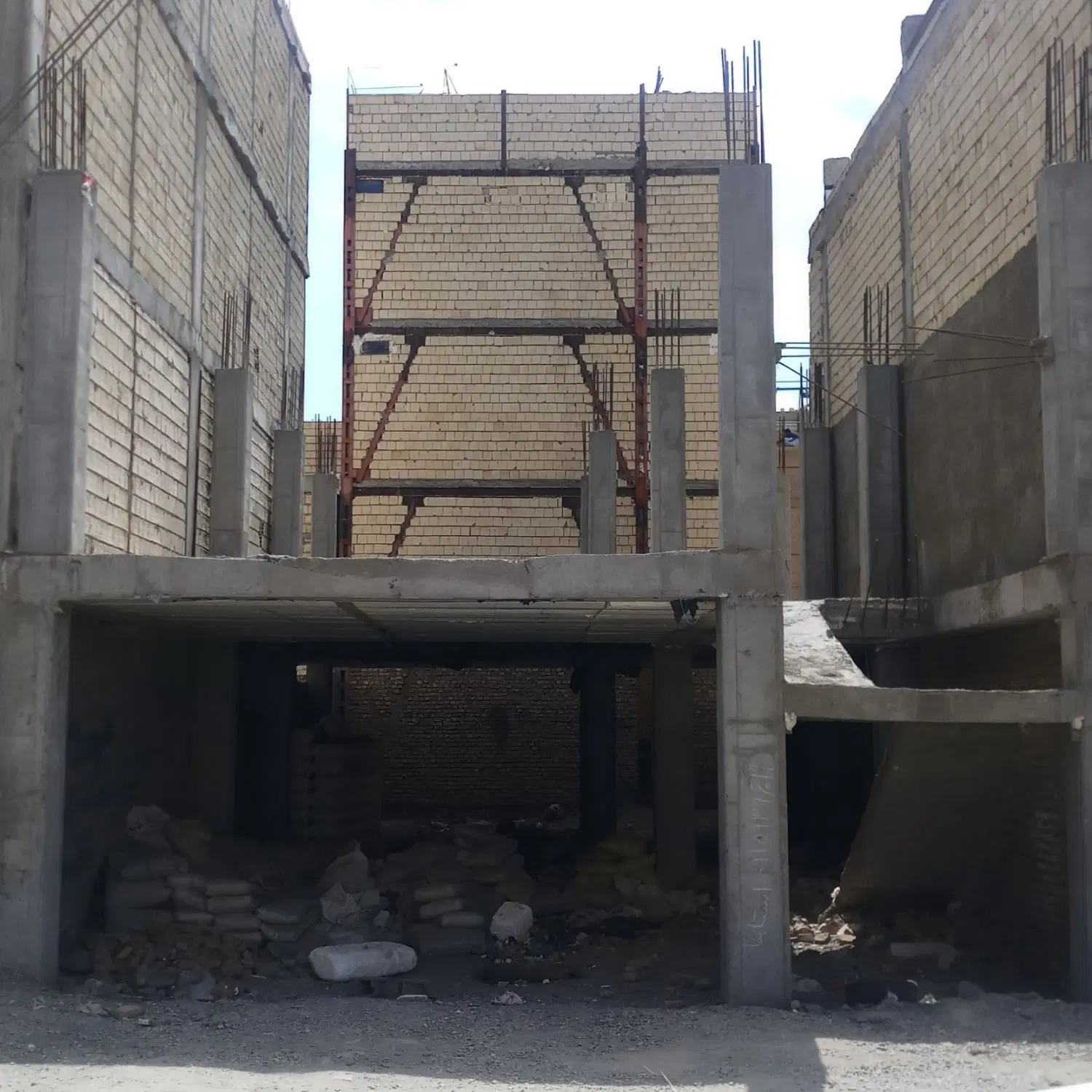 فروش آپارتمان نیمه ساز پشت براسان