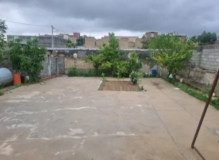 حیاط ویلایی غرق نور و طبیعت روستای حمزانلو