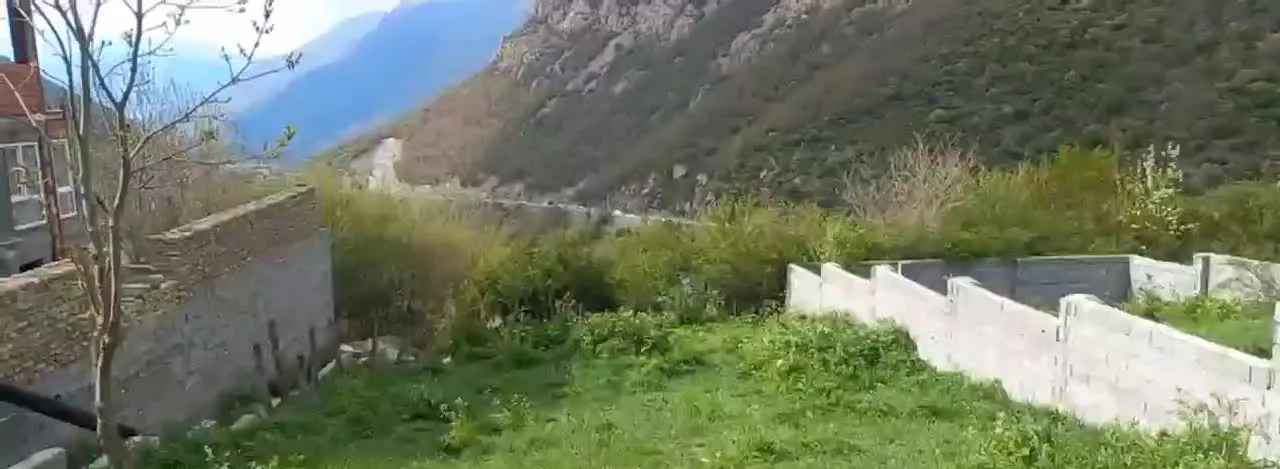 زمین ۲۱۵ متری در طبیعت جاده‌ چالوس و نزدیک تهران