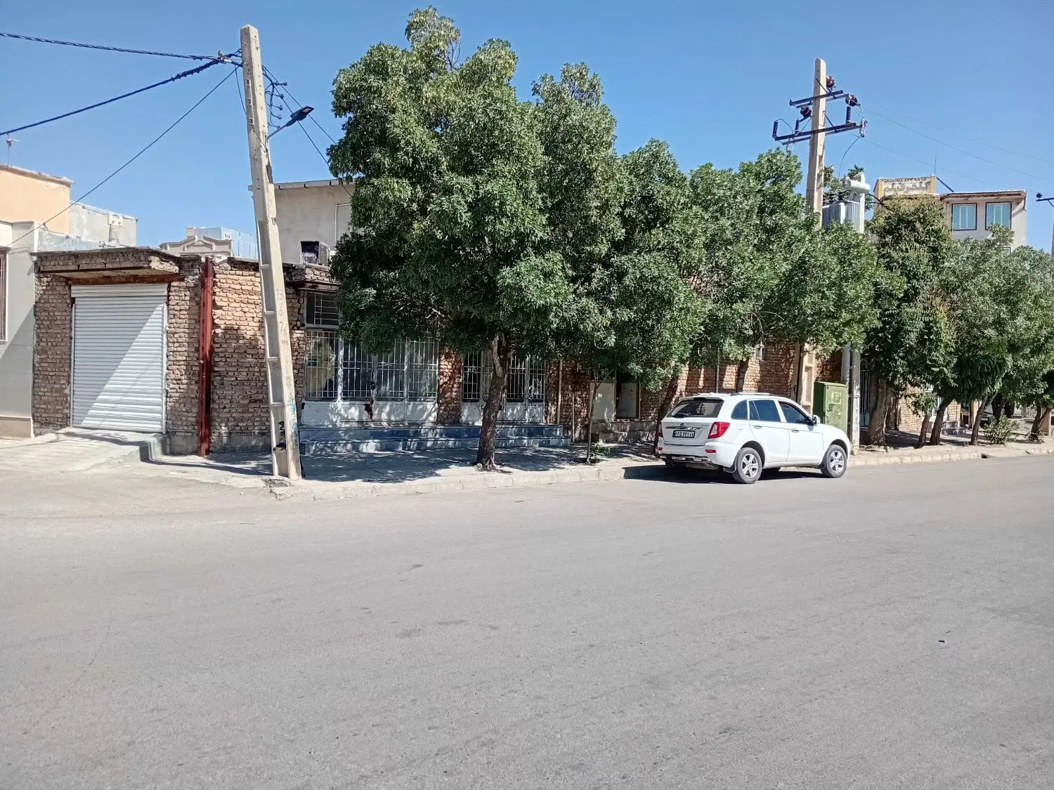 ویلایی کلنگی ، با ۳۰ متر بر ، خ احمدیان جهاد