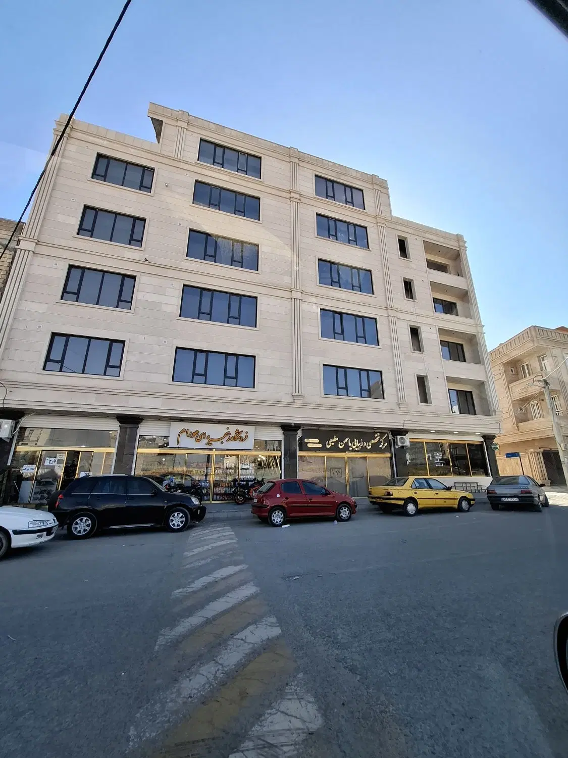 واحد مسکونی بر خیابان اصلی هلال احمر