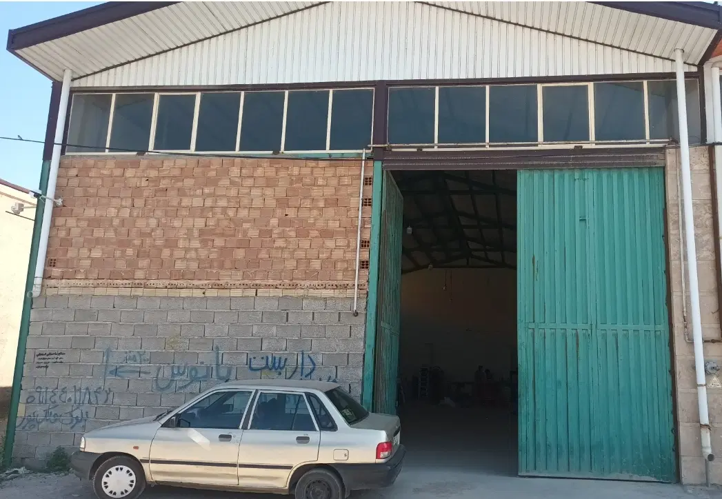یک باب سالن ۳۰۰