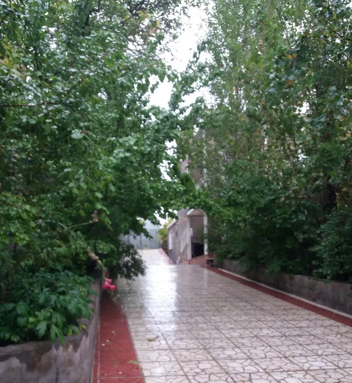 ویلا مسکونی با ۷۰۰ متر حیاط و محوطه