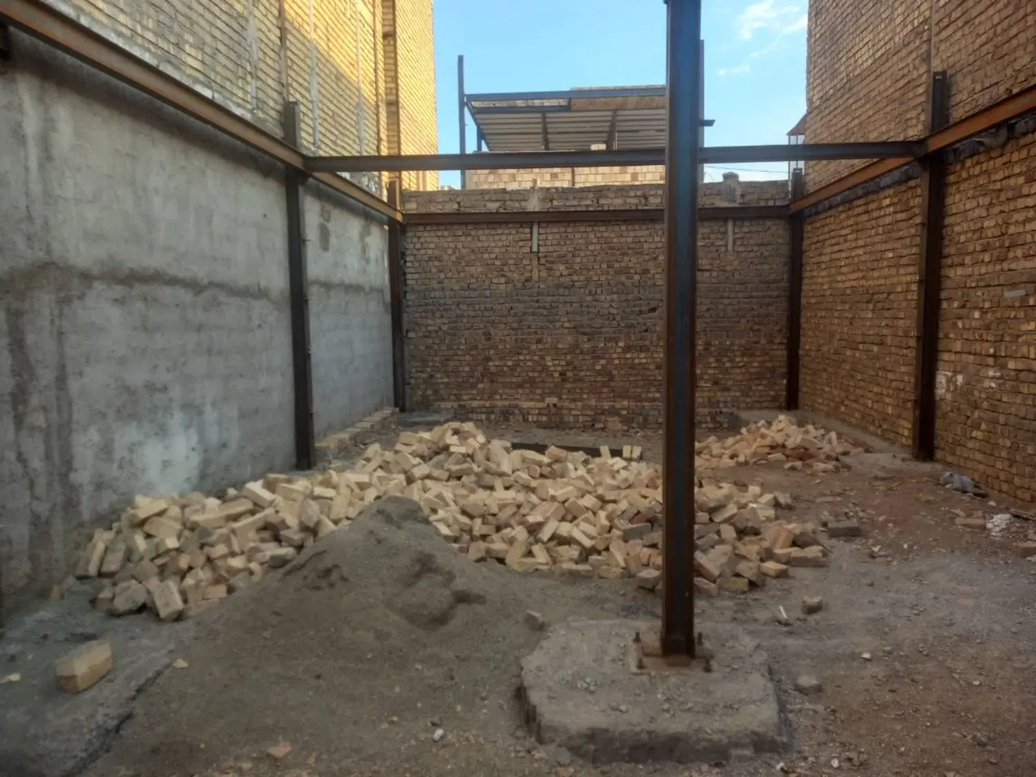 خانه نیمه کاره در عباس اباد