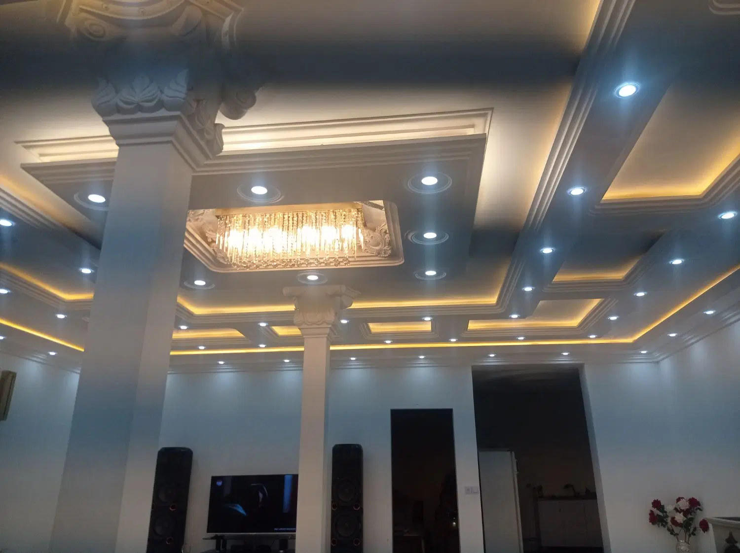 ساختمان دوطبقه همراه با بهارخواب