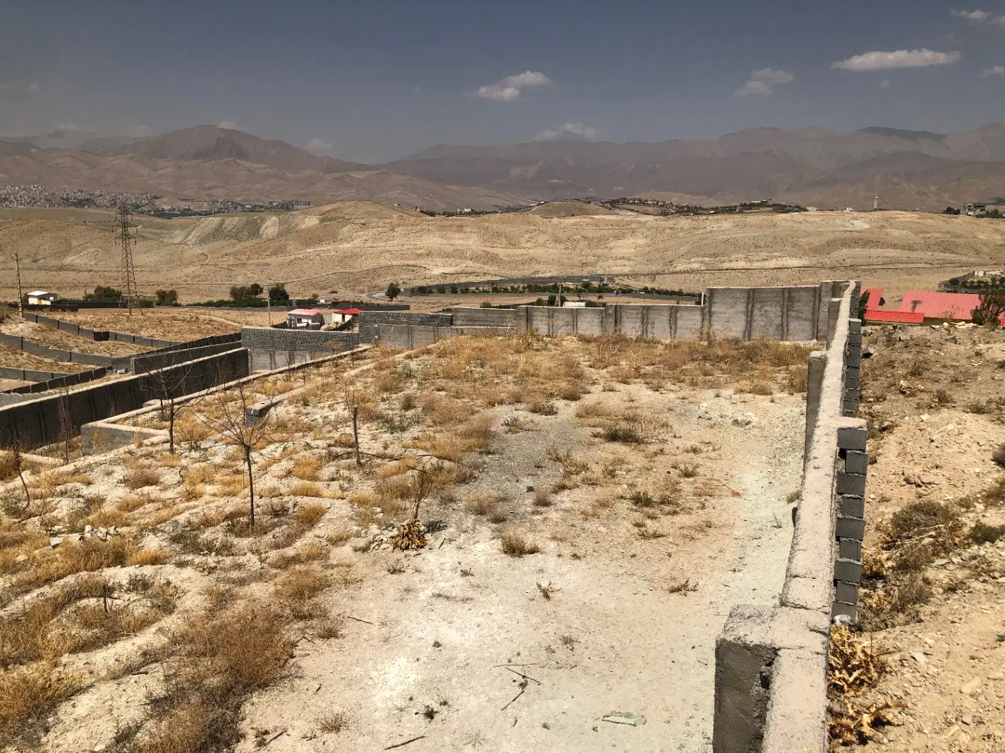 روستای علی اباد گلچشمه زمین ۸۶۴ متر ۴ دیواری