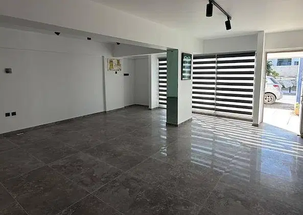 مغازه تجاری دور میدان مفتح بر خیابان اصلی