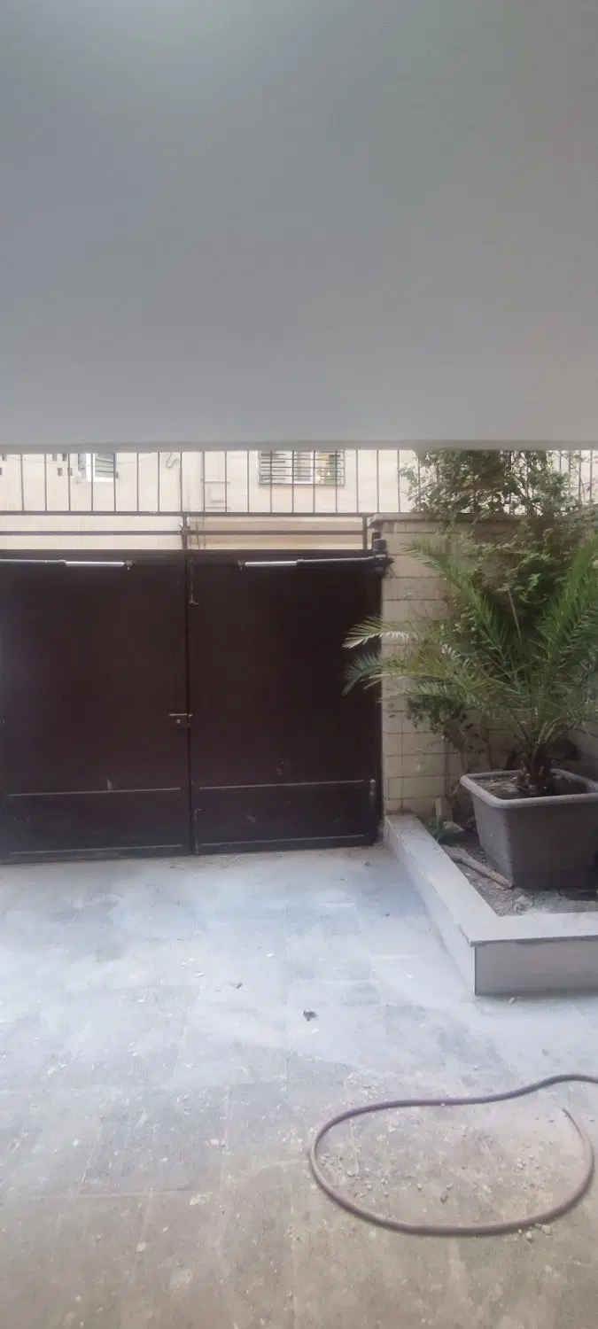 خانه ۳ طبقه هر واحد ۷۰ متر ۳ تا پارکینگ درب ریموت