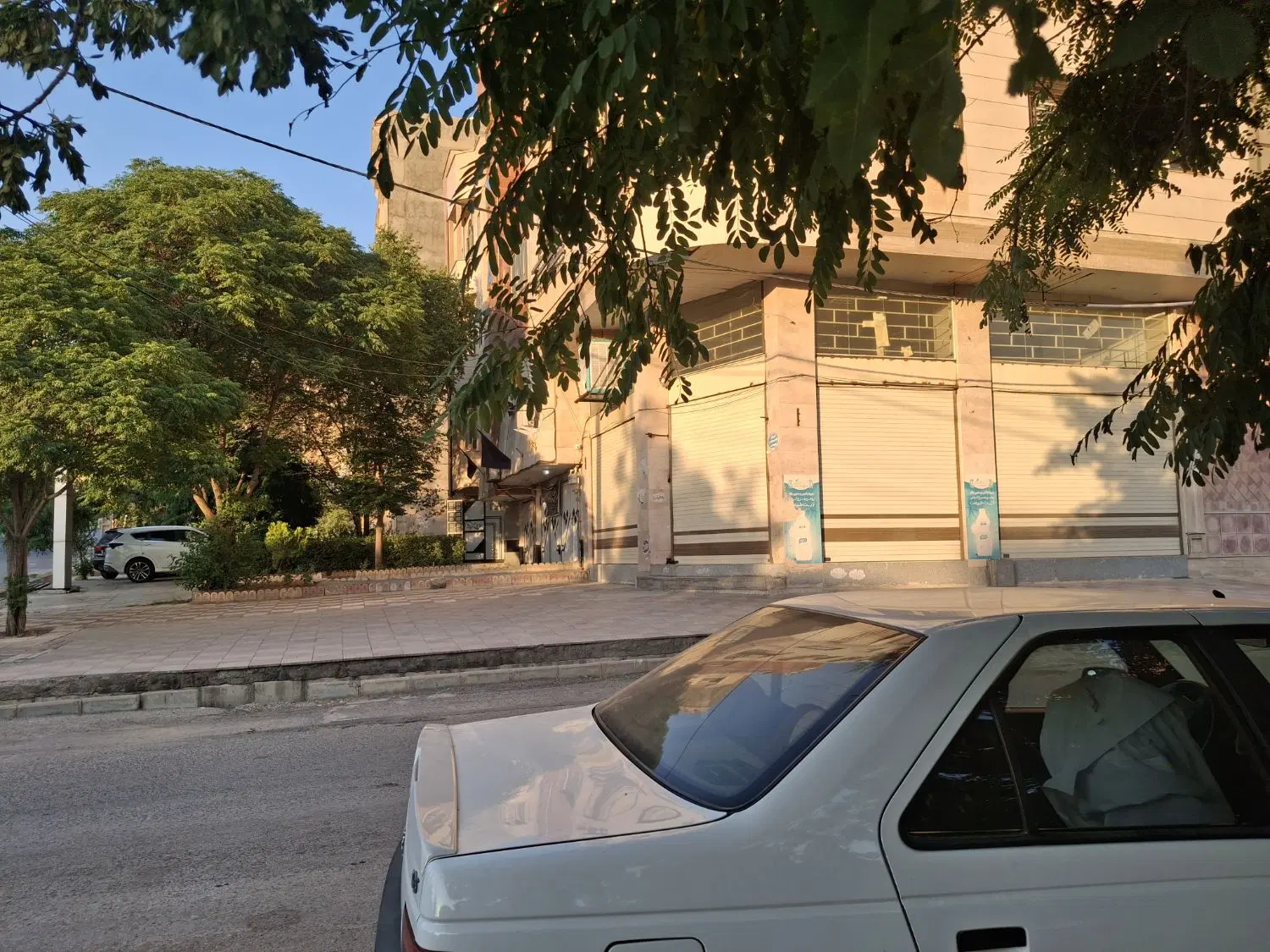 مغازه سقف بلند ۳نبش خیابان ۷۰متری نبش دکتر فاطمی