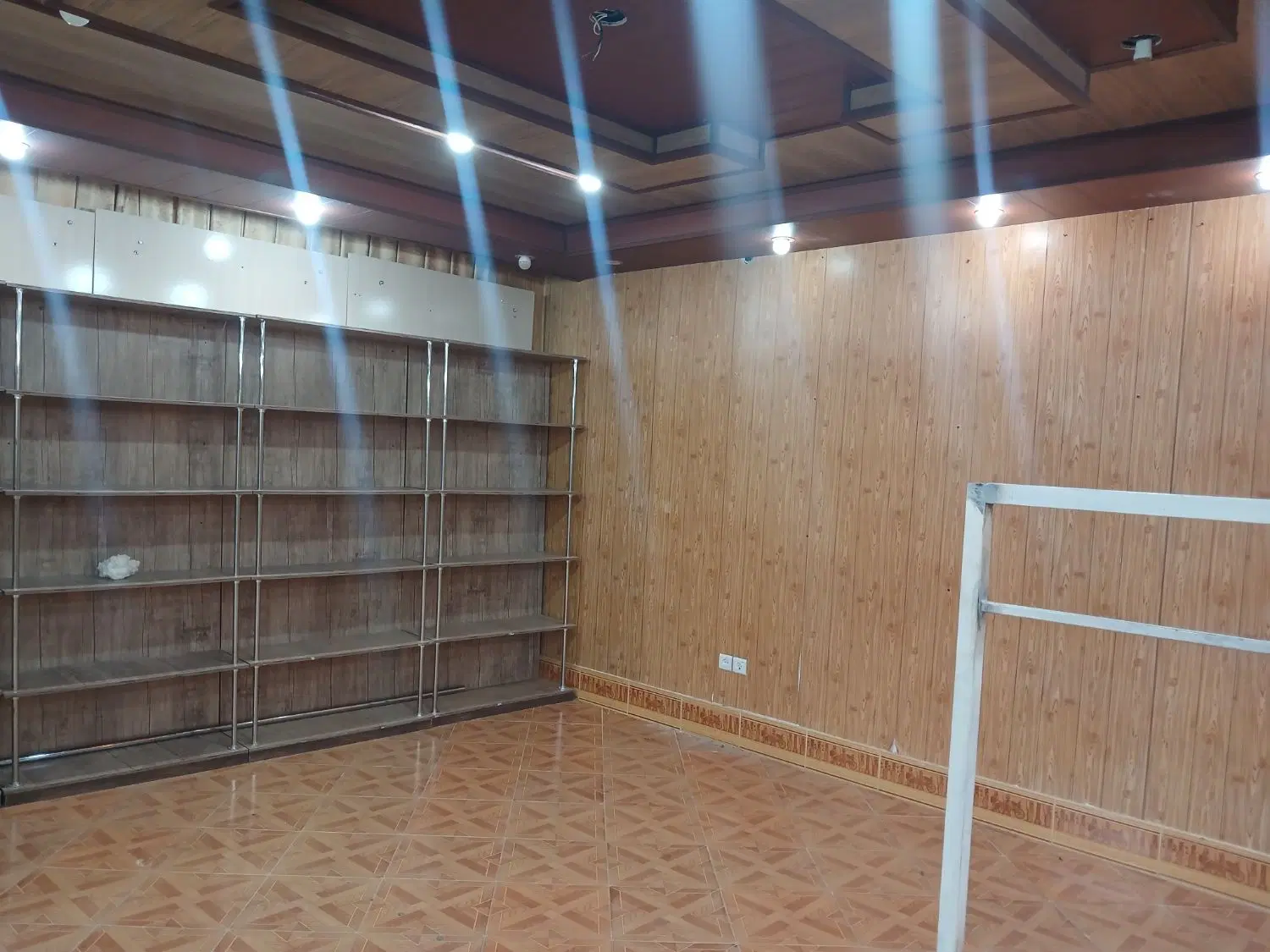 مغازه اجاره ای مهریز پاساژ مهرپادین طبقه فوقانی