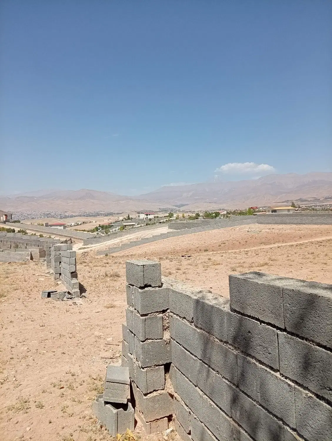 400متر دیوار کشی شده