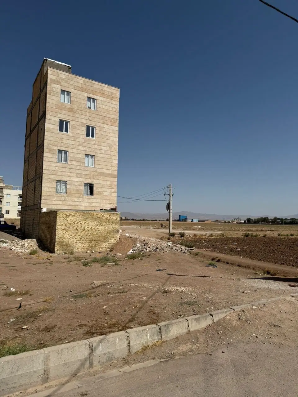 زمین ۲۴۰ متری دو نبش