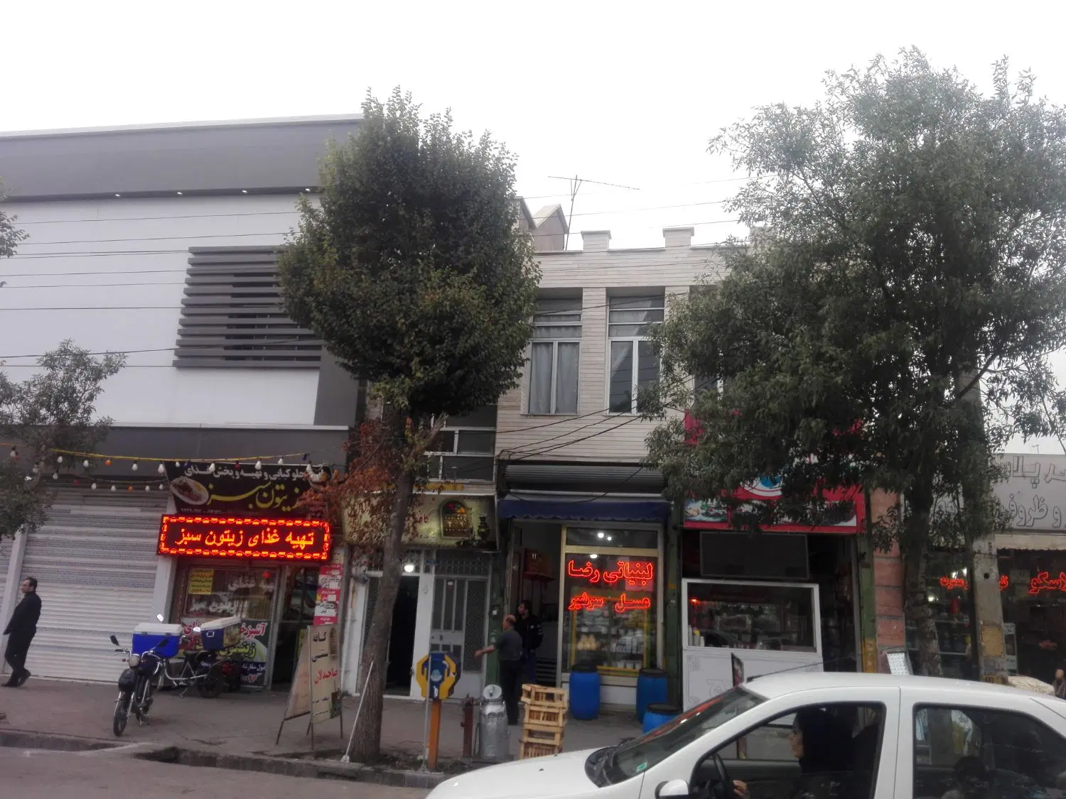ملک تجاری مسکونی بادو مغازه و زیرزمین(عالی قاپو)