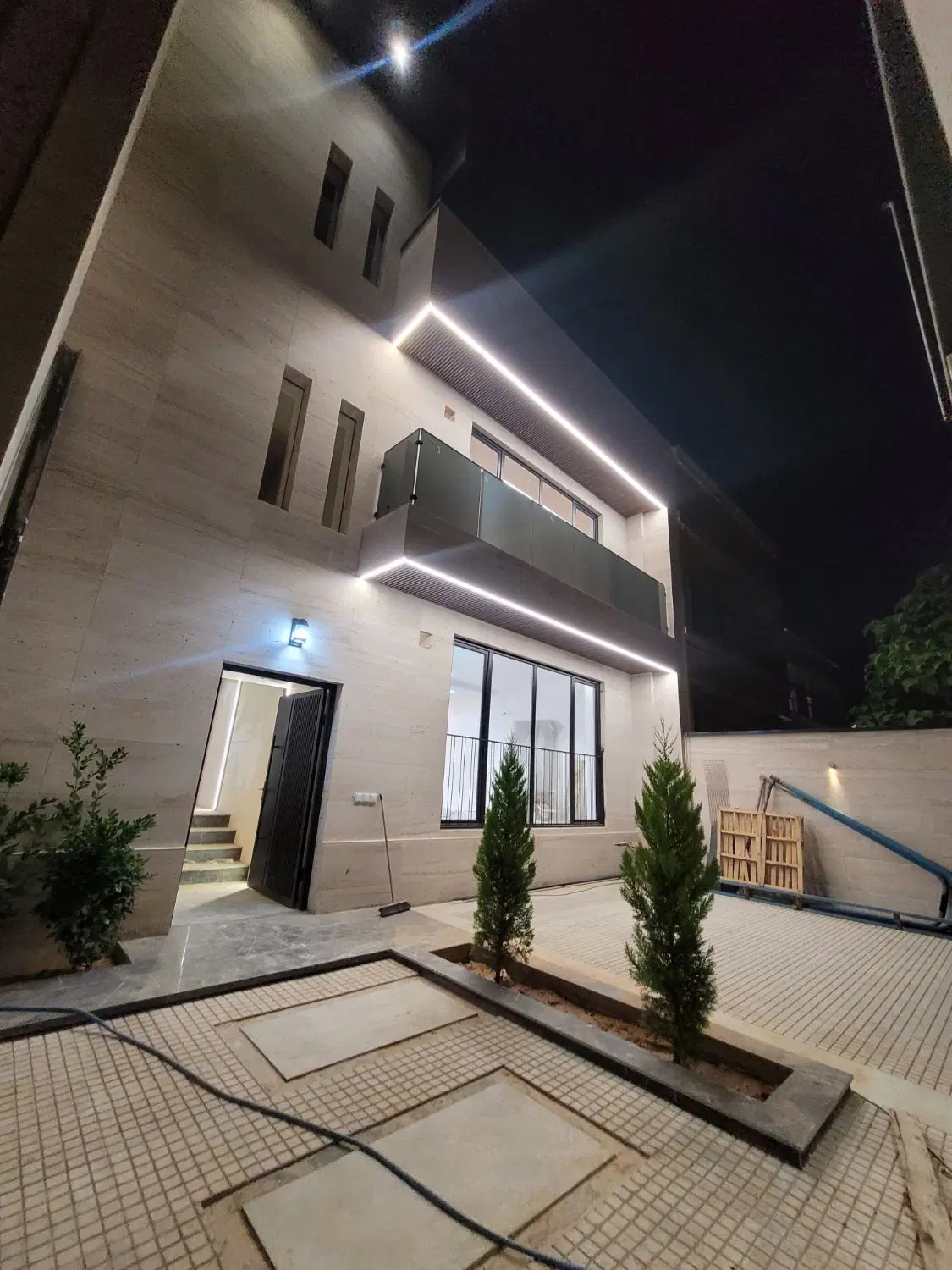 فروش یک واحد از منزل دو طبقه