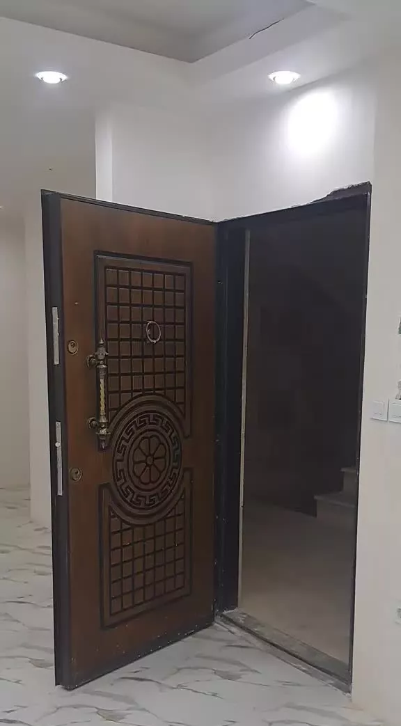 مرکز شهر ۱۸۰ متری اداری سه خواب تک واحدی