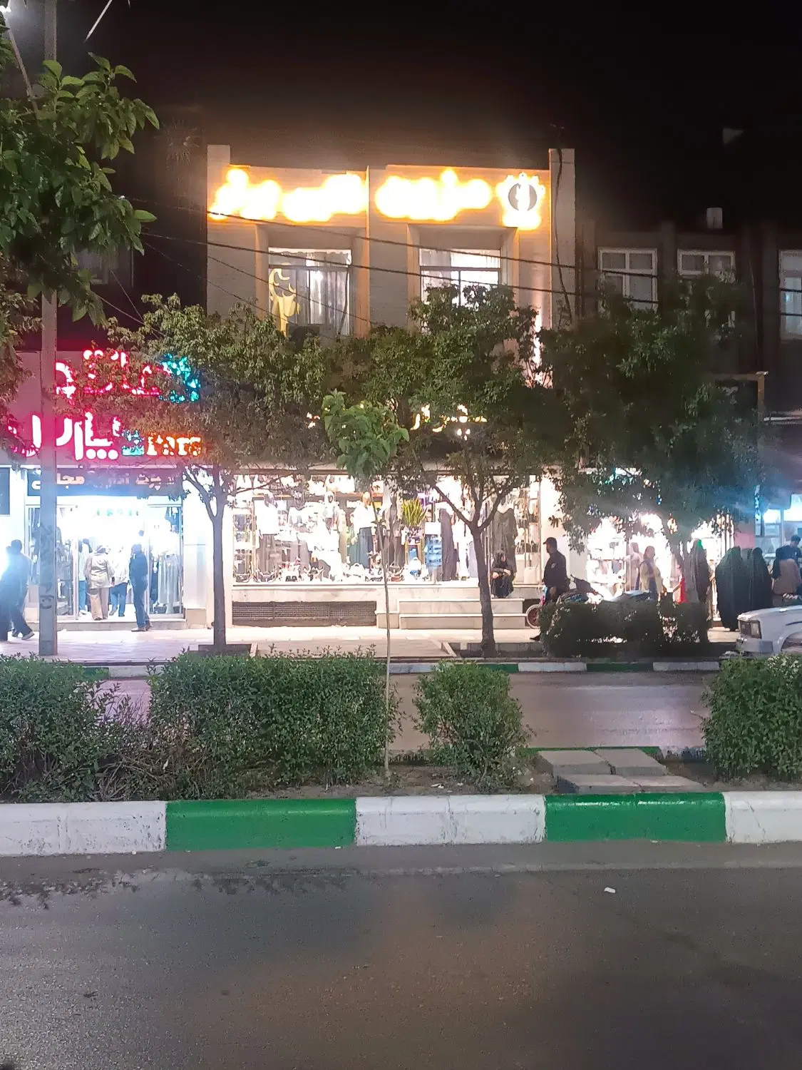 مغازه ملک حاشیه خیابان دو معبر