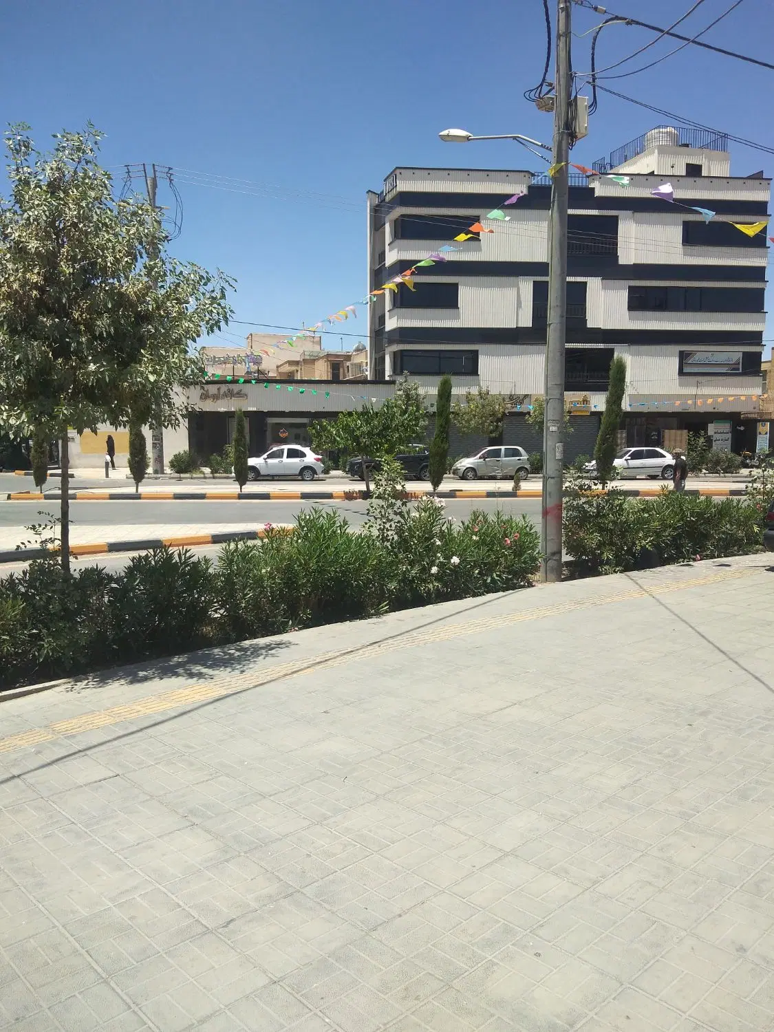 180 متری بر چهارراه