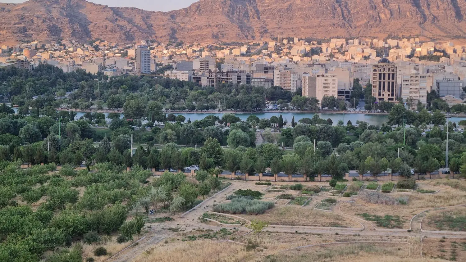 آپارتمان ۱۲۰ متری برج شش ضلعی فاز ۳ باغ کشاورزی