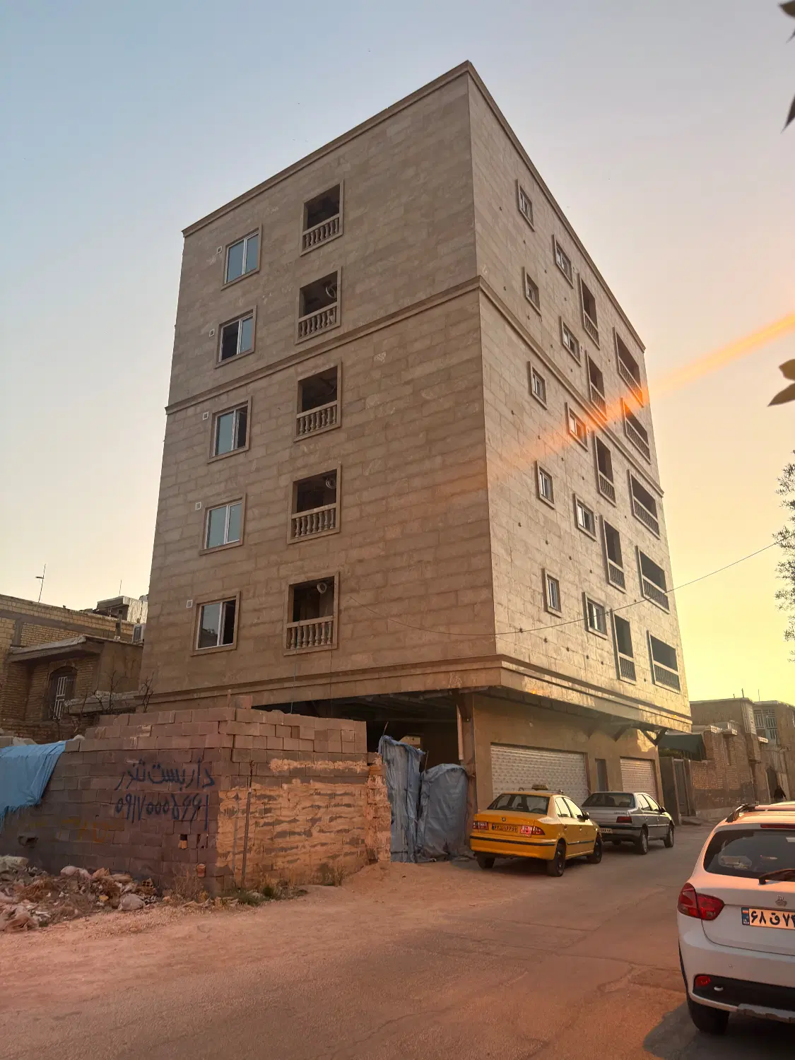 ۱ واحد آپارتمان دو‌خواب دوبر نورگیر سالن بزرگ