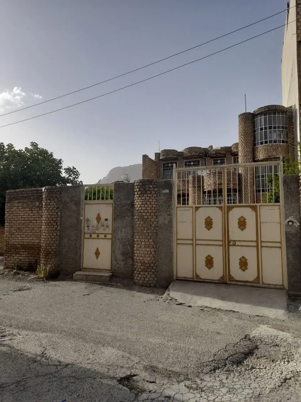 ملک مسکونی ۴۰۰ متر زیر بنا