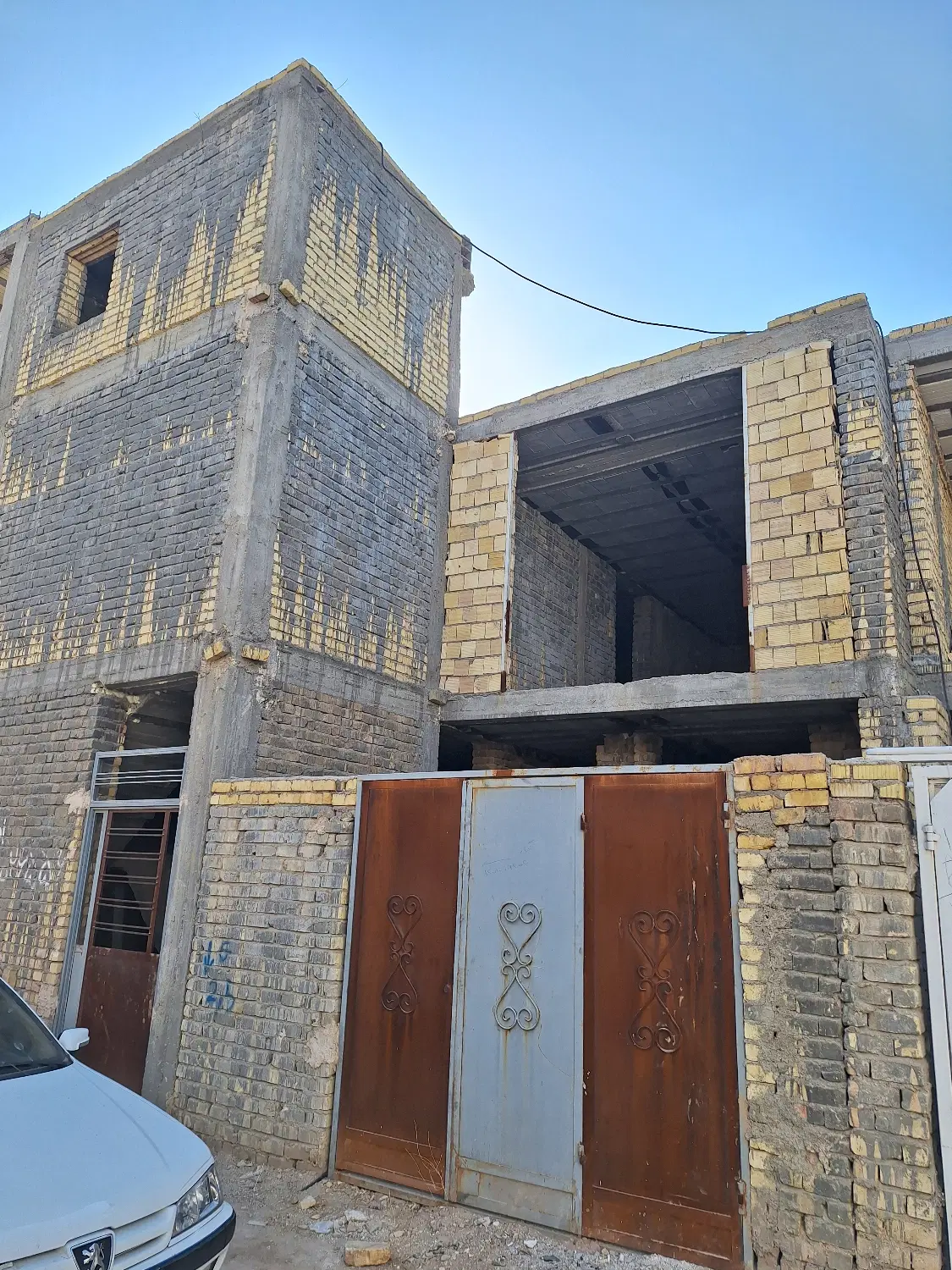 اسکلت دو طبقه در ماه فیروزان