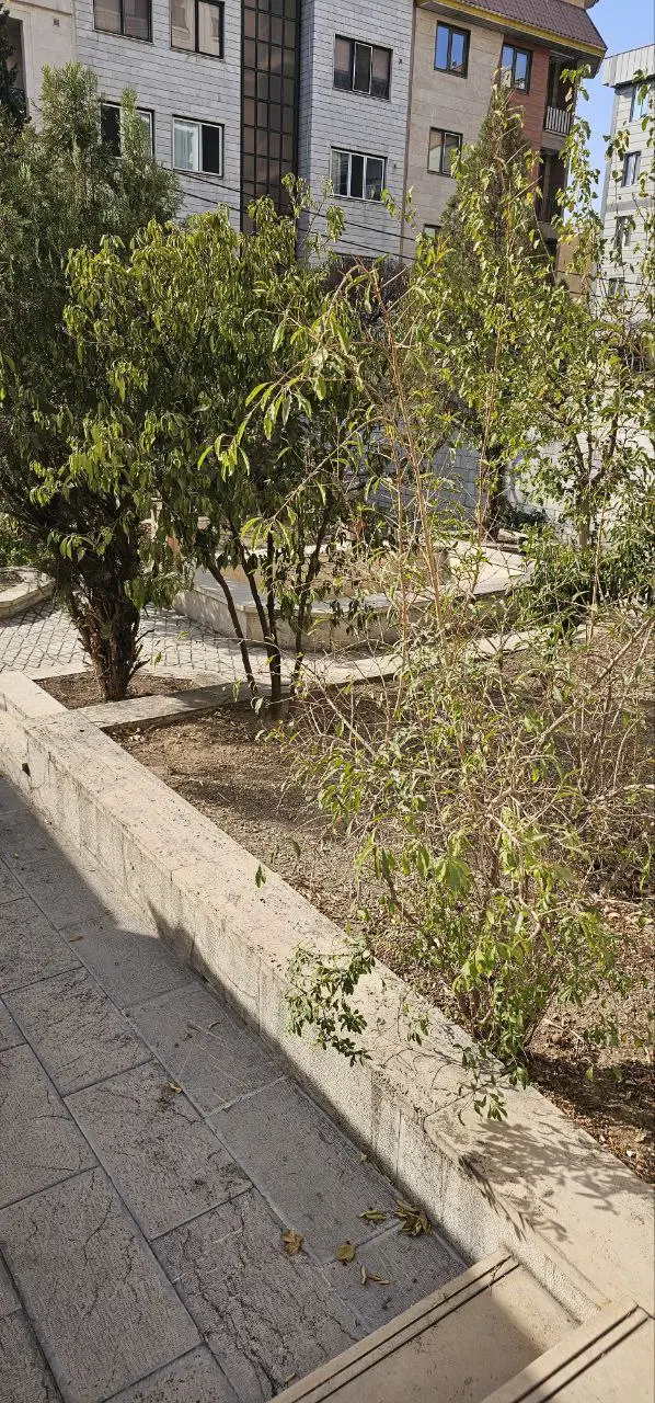 ۴۰۰مترشامل۱۵۰متربنا و۱۵۰متر تراس و ۱۰۰متر حیاط