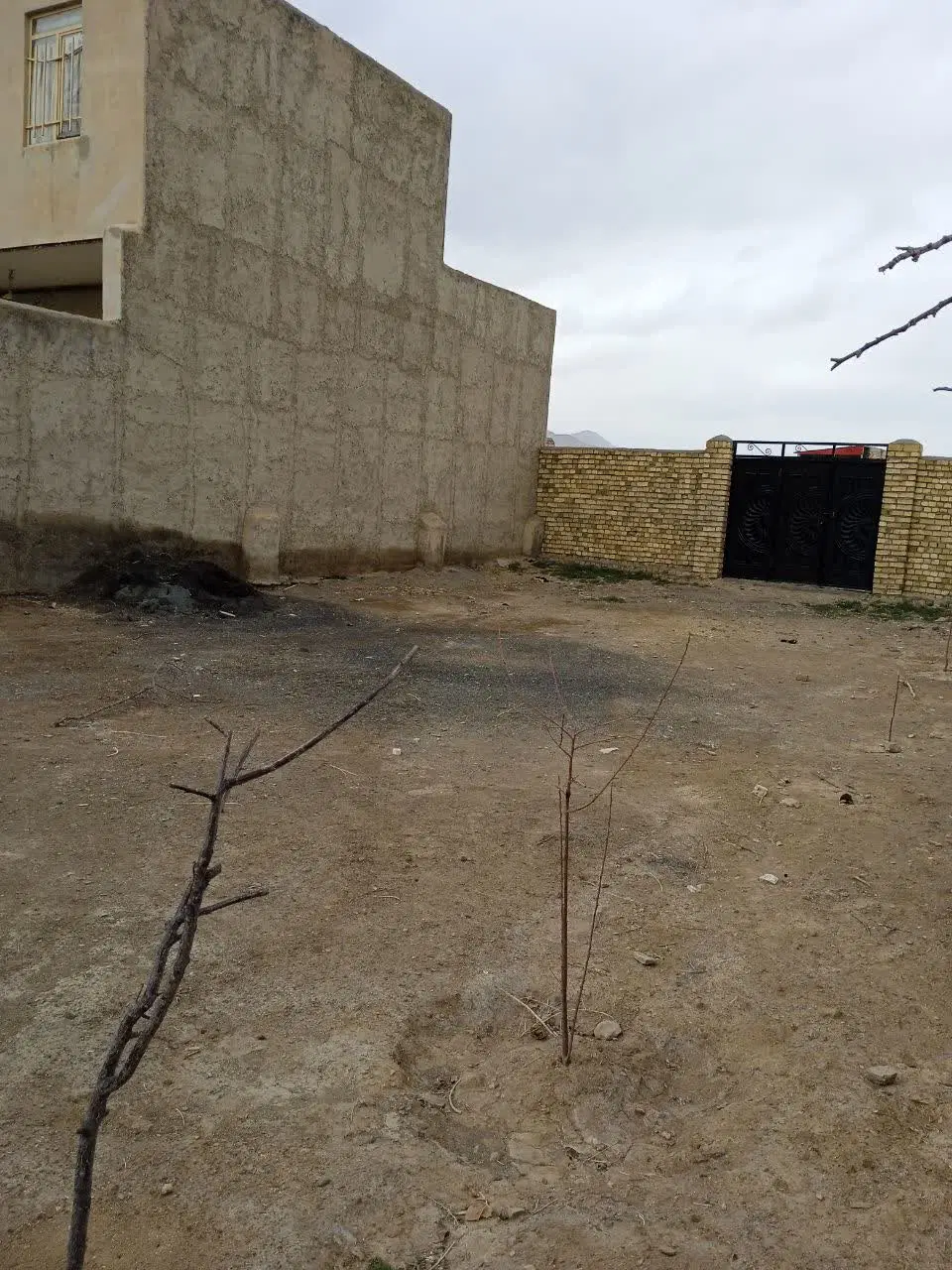 ۲۰۰متر زمین دیوار کشی